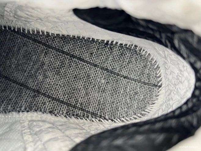23 318376-041 UNC Jordan 0911